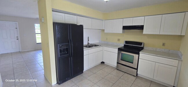 Building Photo - Welcome home! This beautifully updated Duplex 2BR/2BA