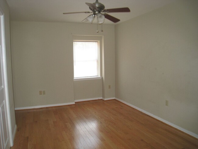 Building Photo - Townhome in Lake View