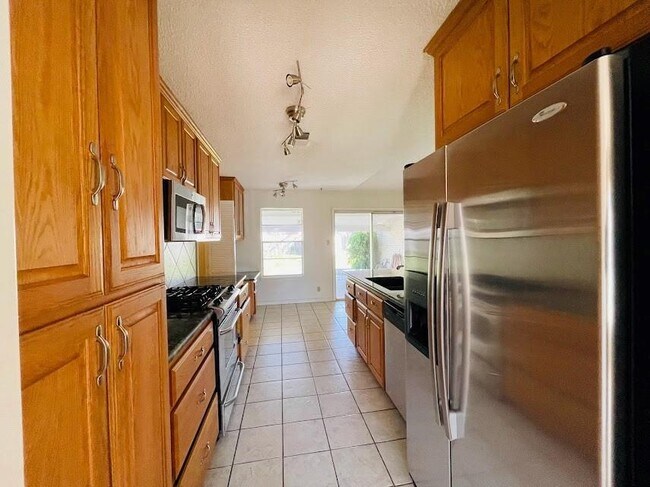 Building Photo - 2206 Kenbridge Dr