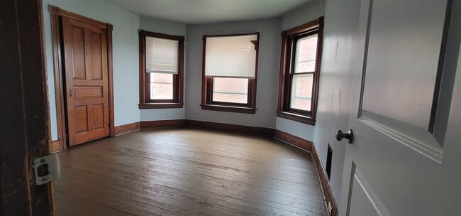 Building Photo - 82 S 6th Ave