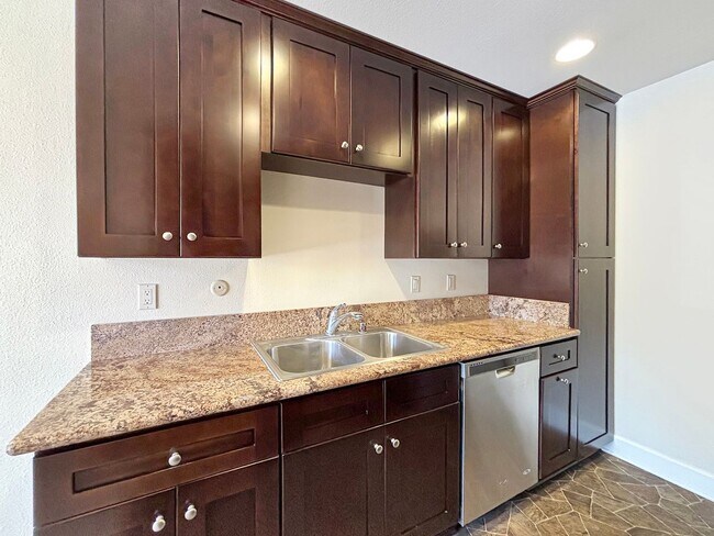 Building Photo - Upgraded 1B/1BA Condo in La Jolla W/ Parki...