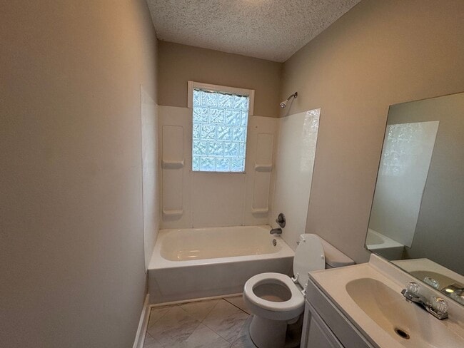 Building Photo - Charming Three bedroom, one bath house