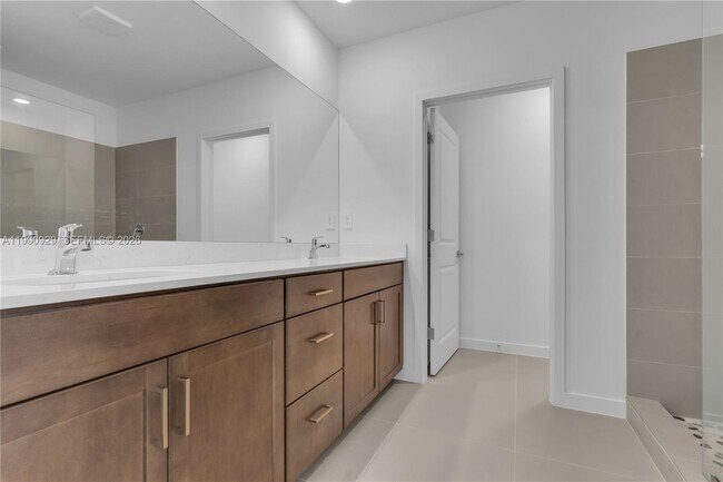 Building Photo - 615 NE 1st Ave