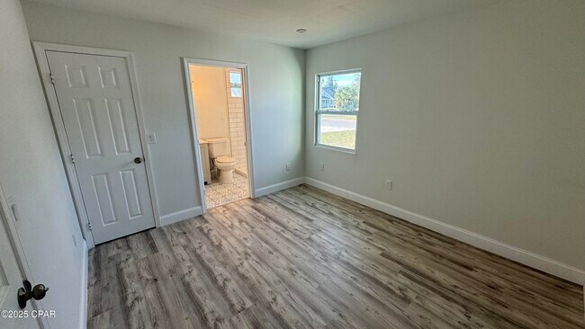 Building Photo - 212 N Cove Blvd