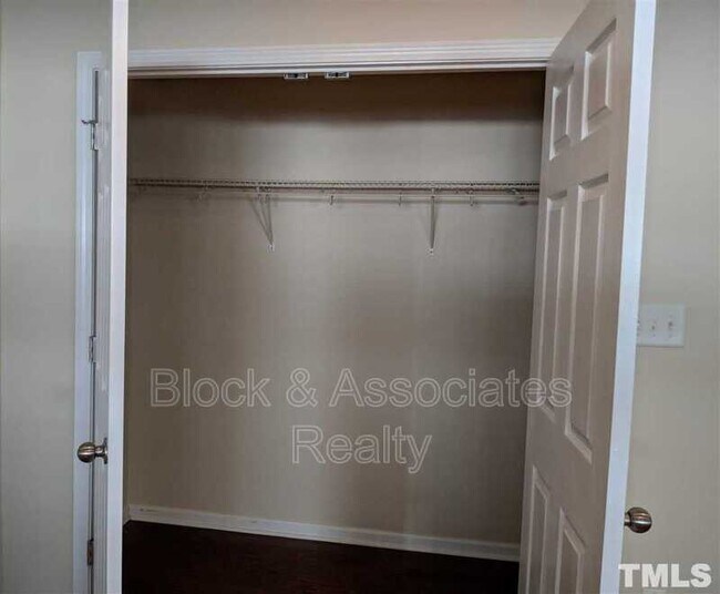 Building Photo - 8829 Thornton Town Pl