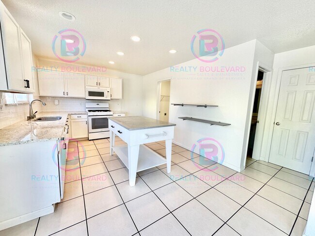 Building Photo - 9685 Canyon Meadows Dr