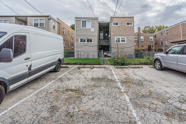 Building Photo - 2712 W Balmoral Ave