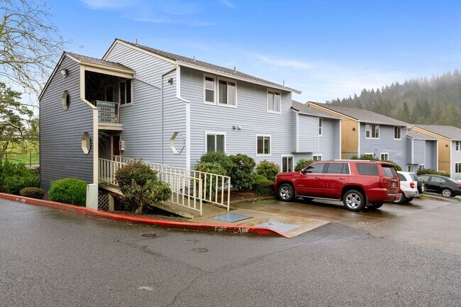 Building Photo - Remodeled-like new! Adorable 2 br 1 bath, great location! Water-sewer-garbage Incl