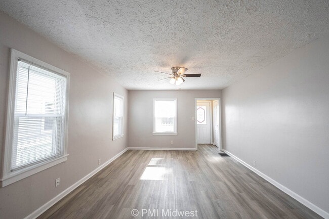 Building Photo - "Charming 3-Bedroom Home in Beech Grove - Cozy Living with Ample Space!"
