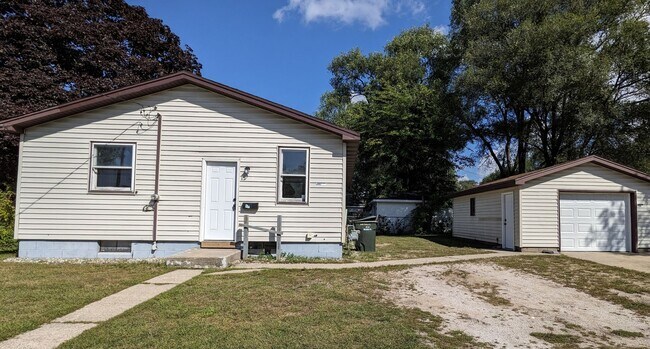Building Photo - 1692 Roberts St