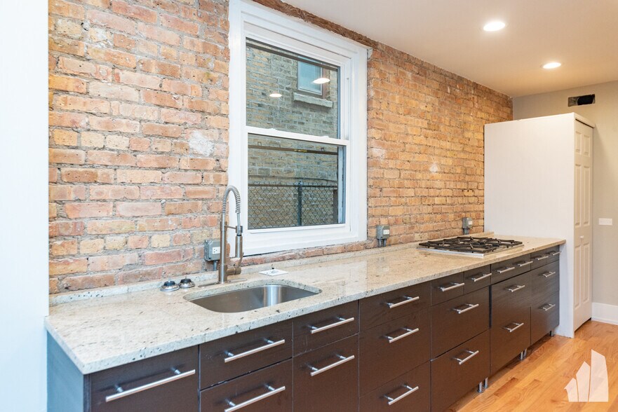 Building Photo - 1122 W Addison St