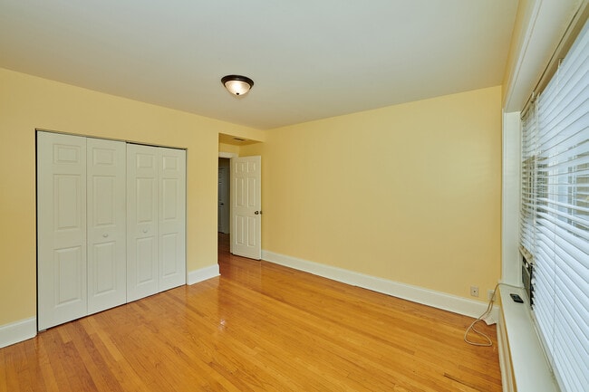 Building Photo - 6333 N Francisco Ave
