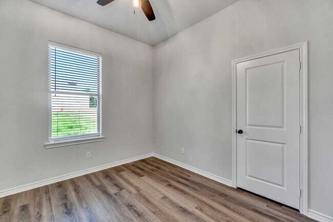 Building Photo - Available Now! 3 Bedroom 2 Bathroom in Sou...