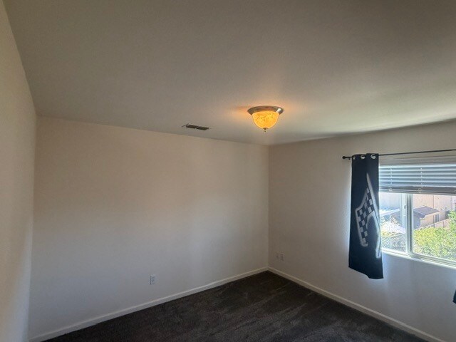 Building Photo - Gorgeous 3 Bedroom 2.5 Bathroom Plus Loft