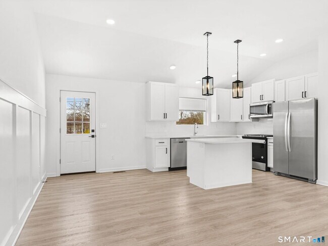 Building Photo - 1974 Kings Hwy