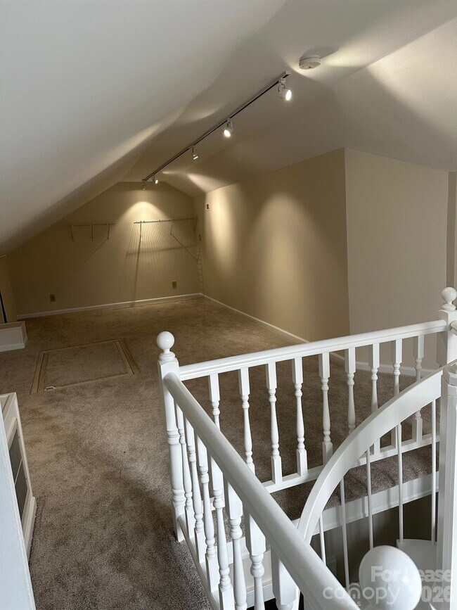 Building Photo - 407 W 9th St