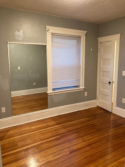 Building Photo - 98 Topliff St