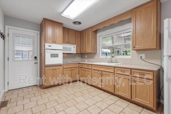 Building Photo - 1917 Sharon Rd