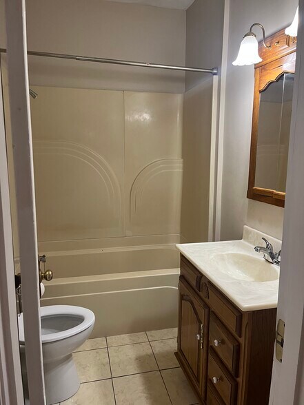 Hall bath 1st floor - 18 S 21st Street