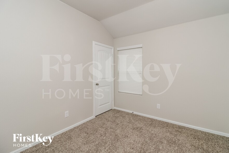 Building Photo - 712 Rutherford Dr