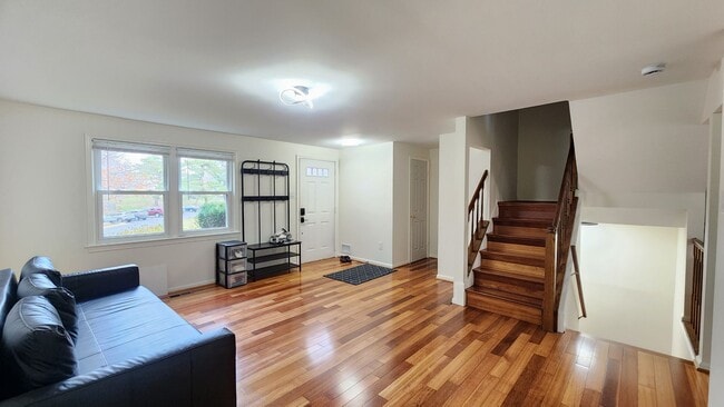 Building Photo - Beautifully Remodeled  End-Unit Townhome