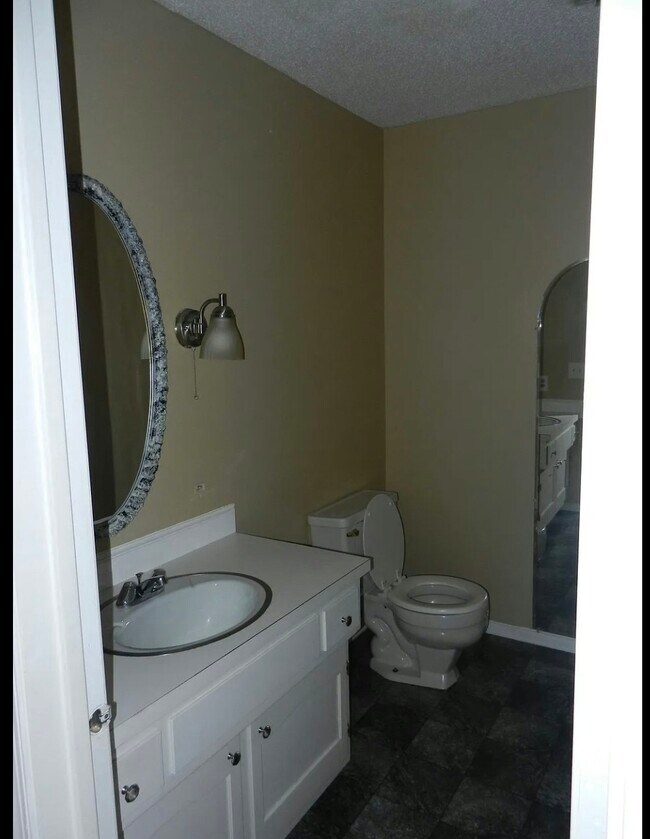 Building Photo - 3915 Valley Ct