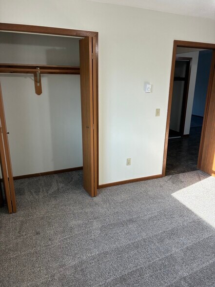 Building Photo - 2318 Meadow Ln