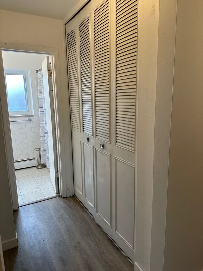 Building Photo - One Bedroom Apartment Near CU Available Now!