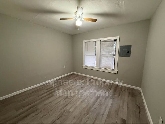 Building Photo - 227 E Peach St