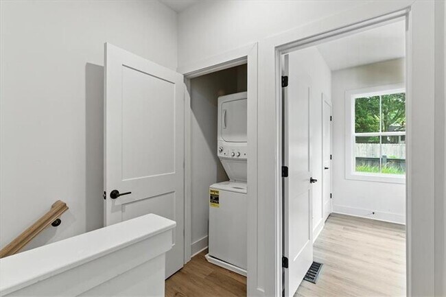 Building Photo - 170 Color Cir