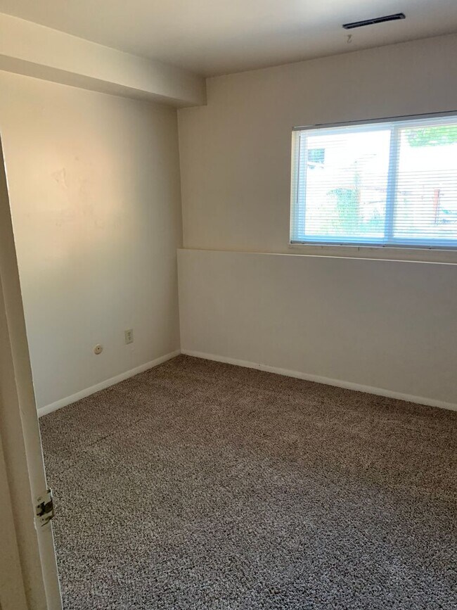 Building Photo - 3 Bed, 1.5 Bath Duplex in Central Fort Collins!