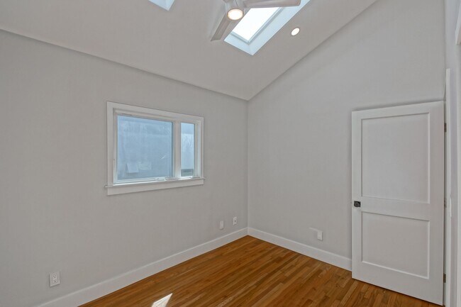 Building Photo - Completely Remodeled, Bright & Airy 3BR2BA...