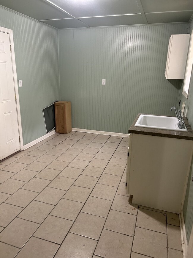 Building Photo - "Charming 3-Bedroom Retreat on Holly Street - Spacious 1,618 Sq Ft with 1.5 Baths in Jonesboro!"