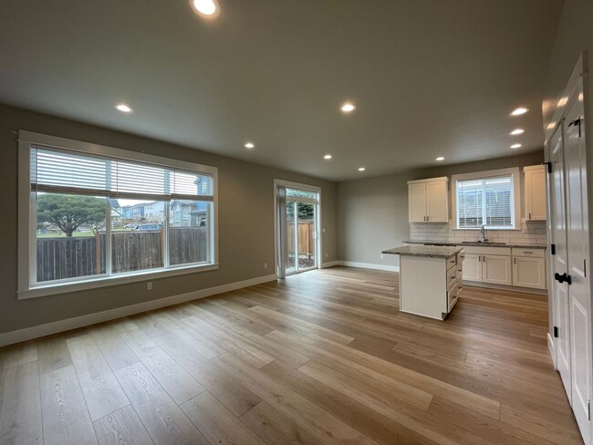 Building Photo - Modern Southwest Gresham Home - 4Bd 2.5Ba ...