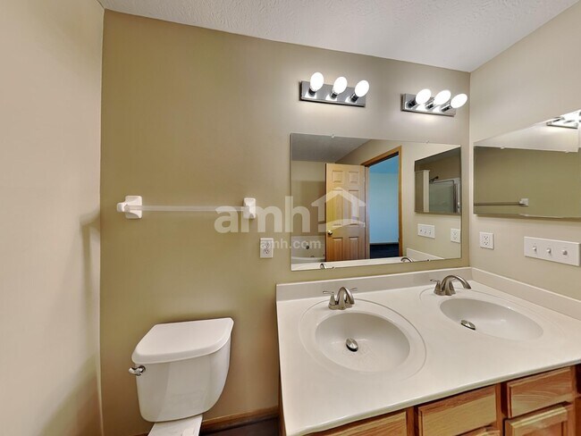 Building Photo - 2271 Landcrest Dr