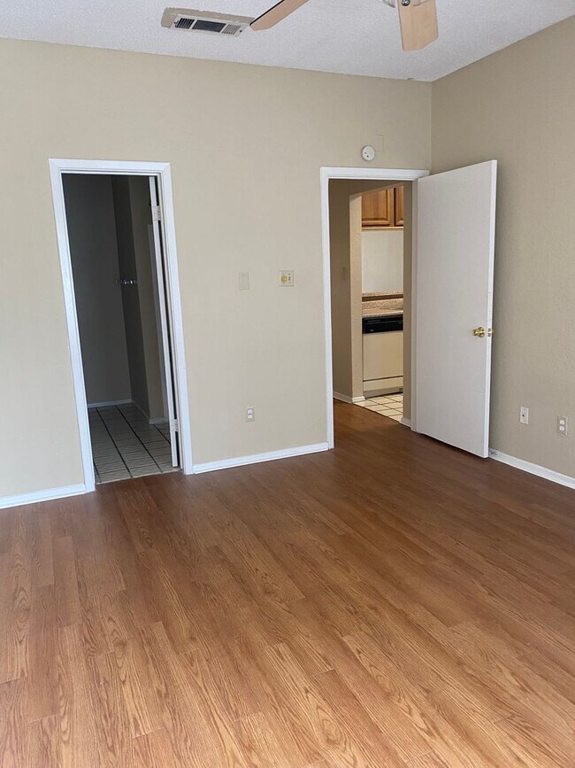 Building Photo - K242 - Croix #219