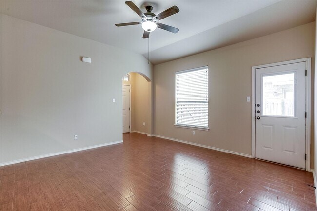Building Photo - AVAILABLE NOW! Beautiful 3 Bedroom Townhome Located in Georgetown, TX!