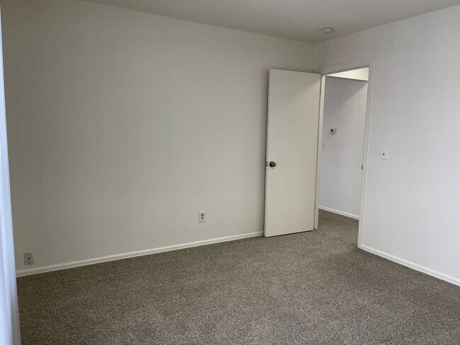 Building Photo - 3 bed 2 bath home on HUGE LOT!