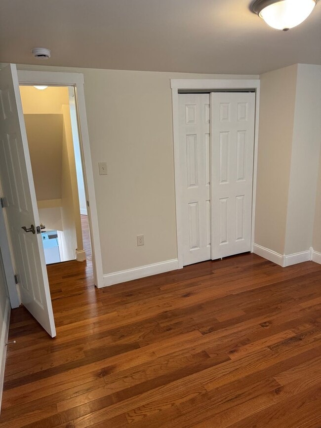 Building Photo - 4 bedroom, 1.5 bath, half double house