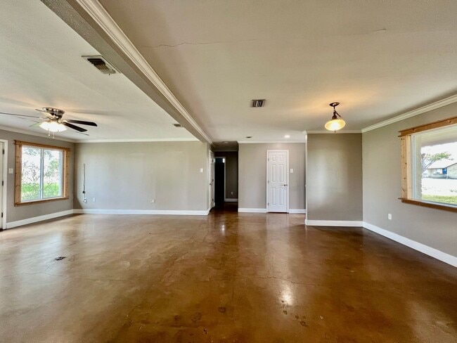 Building Photo - Cute Country Charmer!