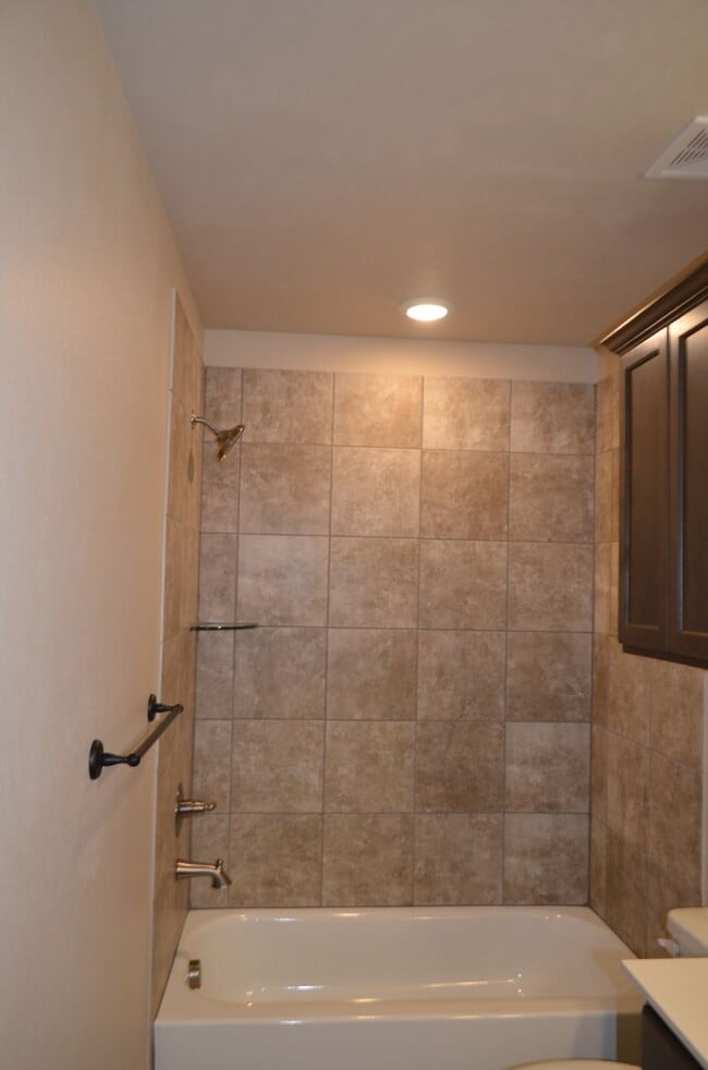 Building Photo - 1021 Cline Dr