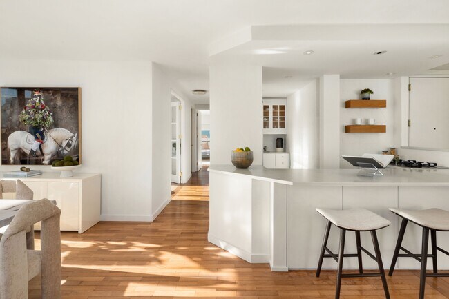 Building Photo - 330 E 75th St