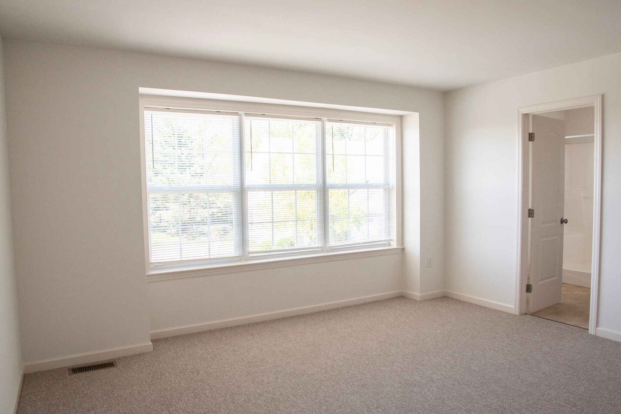 Building Photo - 635 Winding Ln