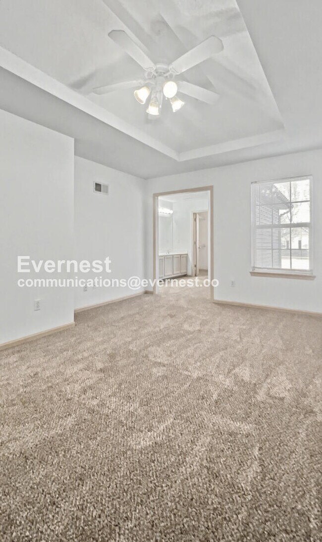 Building Photo - 2 Bed/2.5 Bath Townhome with Garage / Pet-Friendly / Skylights / Available Now!