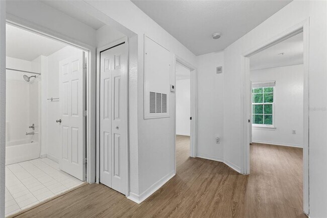 Building Photo - 5459 Vineland Rd