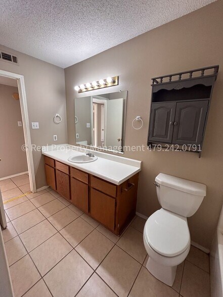 Building Photo - 1805 Cherrybark Bend