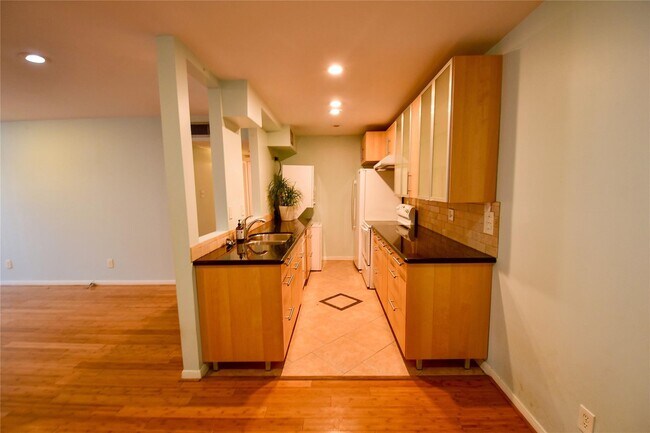 Building Photo - 1601 S Shepherd Dr