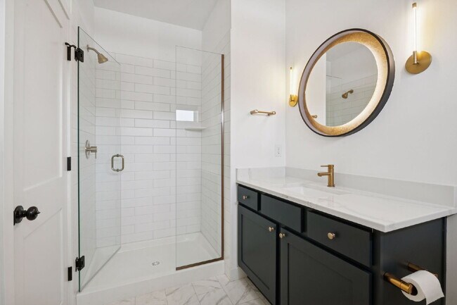 Building Photo - Luxurious 5-Bed/5 Baths, Granite & 3 Car Garage