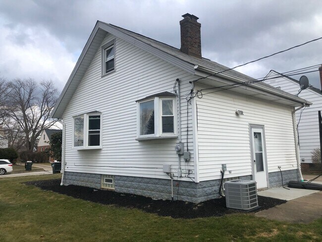 Building Photo - 2 Bedroom with Bonus Room in Basement