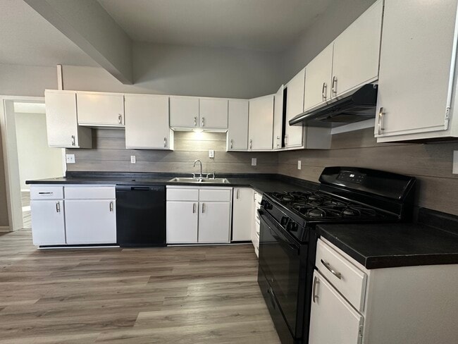 Building Photo - 911 S Laurel St